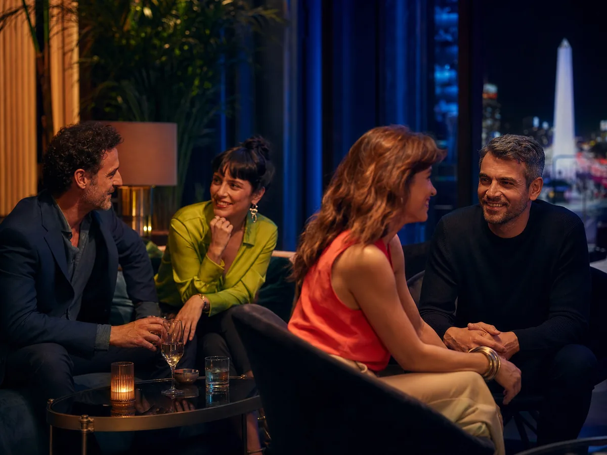 Adultos conociéndose en un ambiente cuidado